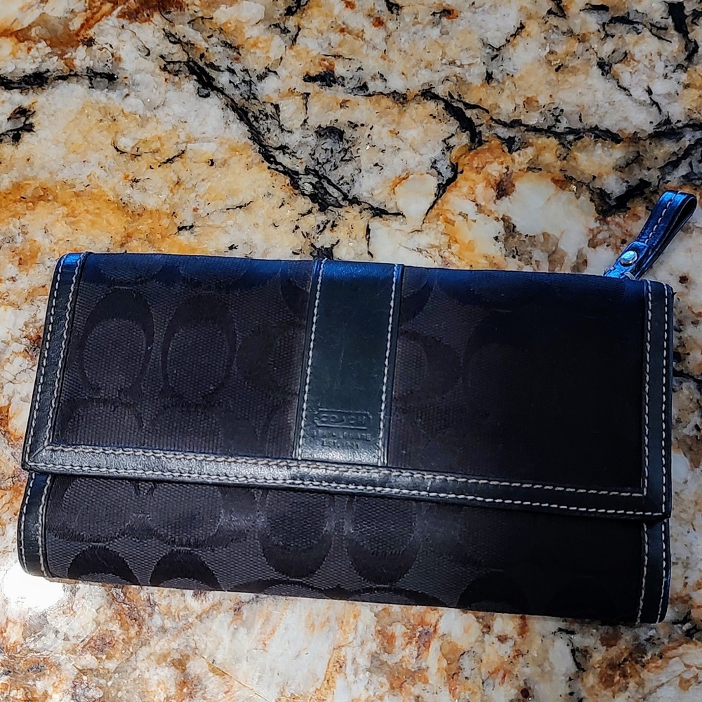 Coach black wallet w classic stylings, pre-owned in good+ condition.